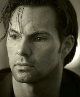 StagePooler und Münchener Schauspieler Thomas Jakob Renner spielt Theater.